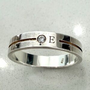 Oak and Luna STACKABLE ENGRAVED SOUL BAND
RING WITH DIAMOND letter E SILVER 8